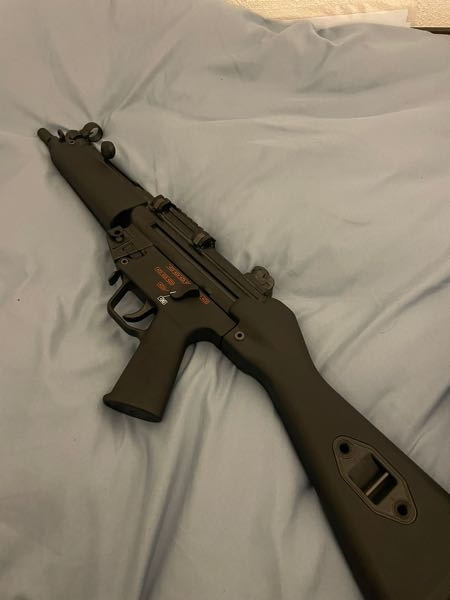 初心者で、MP5A4のスリングの付け方件です。 どこら辺に付けるのがいいですか？ ちなみに1点スリングでも2点スリングでも聞きたいです！ また、どのようなスリングが良いでしょうか？