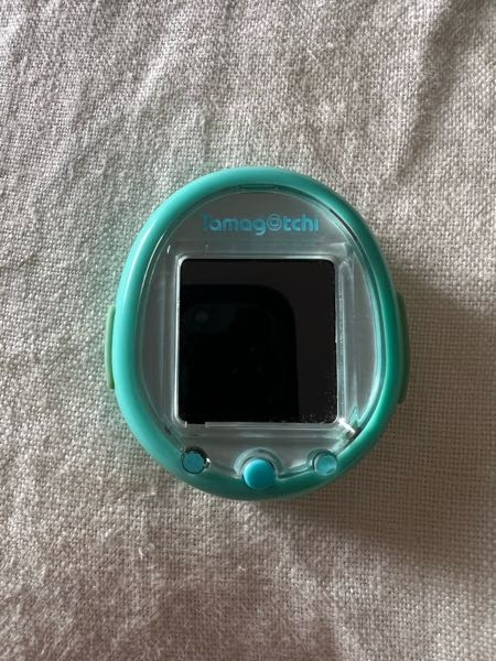 たまごっちの裏ぶたの開け方が判りません。電池を交換する予定です