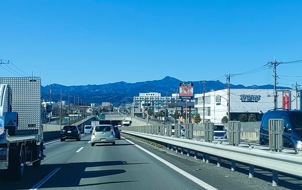 圏央道内回り、青梅近辺で正面に見える山 添付写真の山の名前を教えてください。 圏央道内回りで、青梅近辺でほ西南西を向いた際に、正面に見えました。 ※檜原村あたりの山でしょうか？