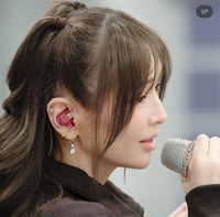 軟骨ピアスについて質問です。画像の浜崎あゆみさんの軟骨ピアス
