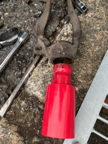 車高調交換しようと外したまではよかったのですが、フロントの写真部分が入りません。 車種専用を購入しましたが海外製品なので精度が悪いとは思っていましたが、これまでにこの経験はなかったですね。 アーム(黒っぽい方)の部分を平タガネで広げてみましたがやはり入りません。 車高調側の赤い部分を削るしかないのでしょうか…何かいいアイデアがあればご教授下さい、よろしくお願いします。 車種は三菱エクリプススパイダー前期になります。