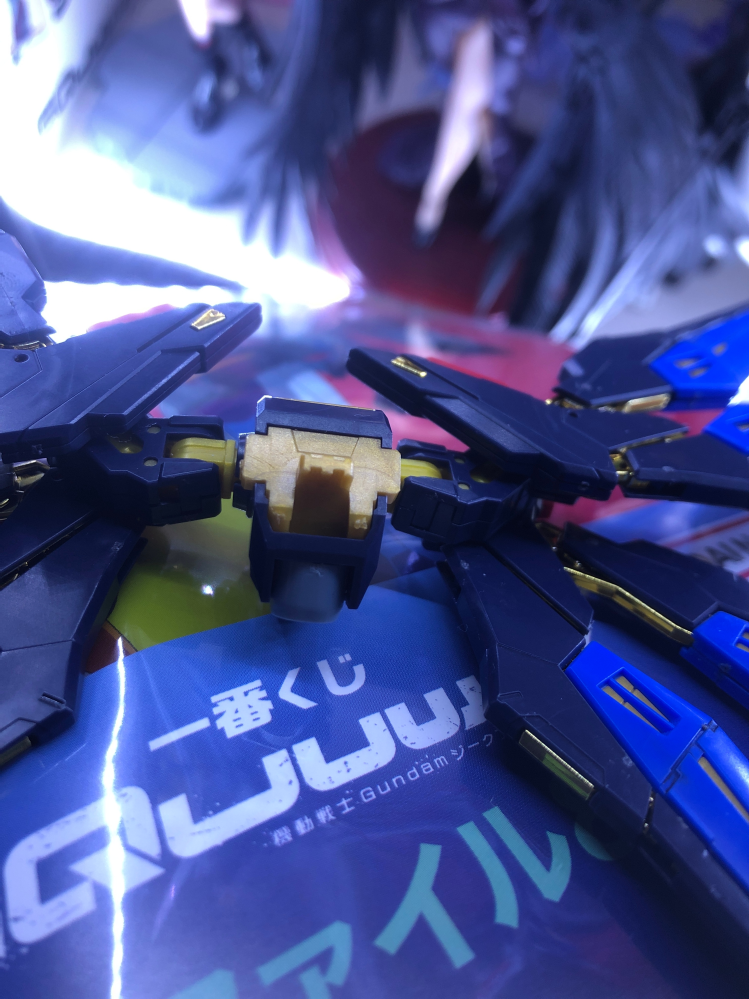 ガンプラ初心者です。 質問はガンプラの背中につけるジョイントについてです。RGストライクフリーダムのパックパックのドラグーンをHGマイティーフリーダムの背中(2穴)に装着してみたいのですが何かいい方法はないでしょうか？2穴→1穴に変換するジョイントは見かけたことがあるのですが同じようなものはあるのでしょうか 画像はストフリのドラグーンです ジョイントの形は長方形です