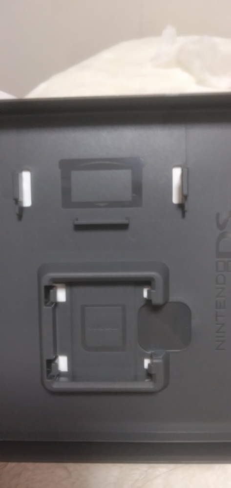 DSのソフトの箱についてるこれってなんですか、普通にカセットつけると