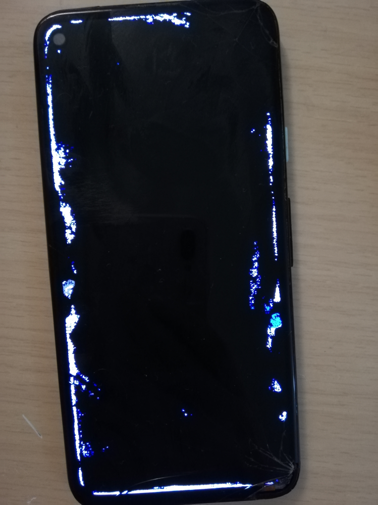 ぶっこわれた携帯 本当に助けてください。スマホが壊れました。正確には、落としてで