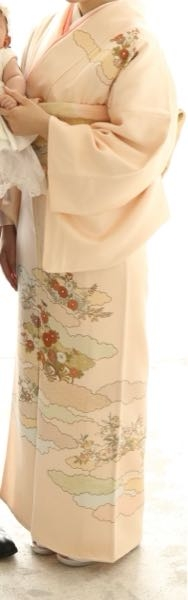 先週、上の子の卒園式でした。謝辞にあたり、毎年着物で読まれる方が 