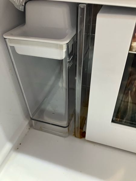 冷蔵庫のこの部分の板って外れないですか？汚くてすみませんこぼれた 