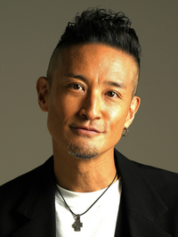 こちらの画像にある松岡さんの着けているネックレスが、どこのブラ 