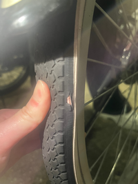 後部タイヤが、パンクしています。 自転車のタイヤがパンクしていました。これは自然にパンクした