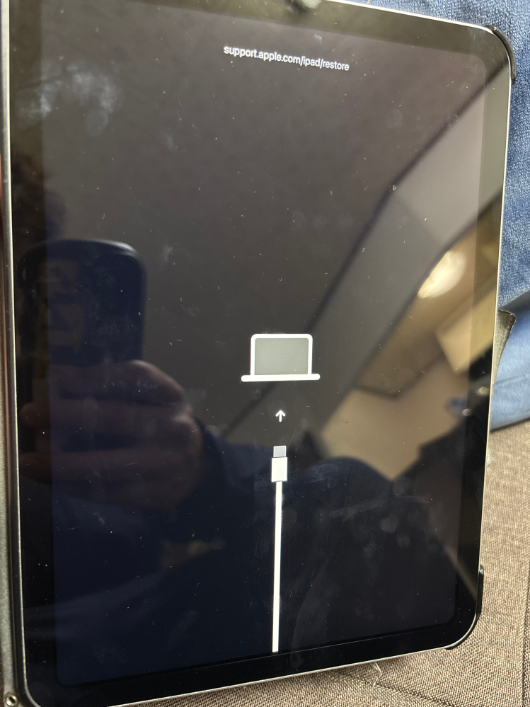 至急お願いします。iPadがこの画面になったまま動きません。改善方法