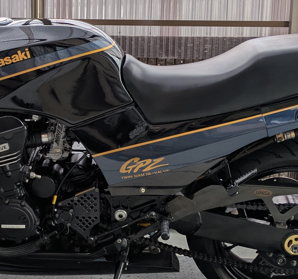 gpz900rのタンクとサイドカバーの隙間について右はほぼ隙間なく付きま