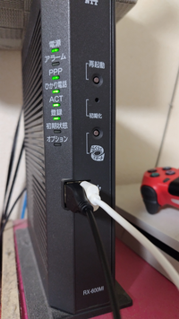 rx600miというルーターなのですが、2つあるUSBポートでPS4のコントローラーを充電してます。ですが右側を使うと充電出来るのに、左側は使っても充電できないんですよね。 コードを変えたりしても充電できません。なぜかわかりますか？
他の機材(バイクのインカム等)は充電できました。