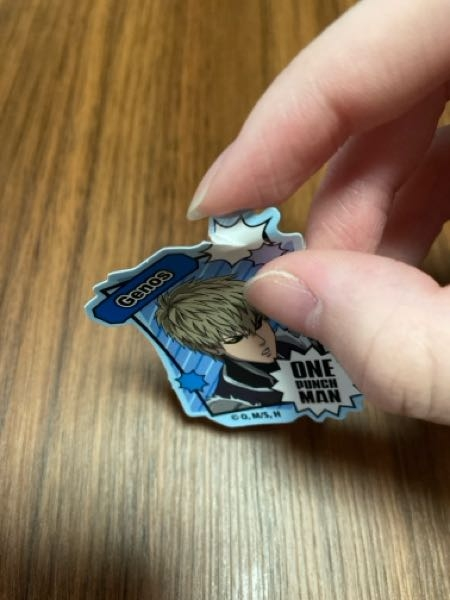 ダイソーのワンパンマンステッカーを買いました。開けてみたら下のように少し破れていました。 このようなものは発売元まで連絡した方がいいのでしょうか？この傷は少し気になります。 自分で判断出来なくてすみません せっかく推しが出てくれたので悲しい(´；ω；｀) 回答よろしくお願いします！！