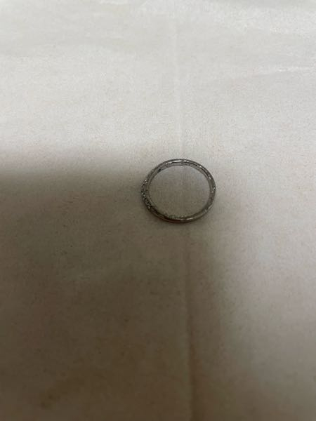 探していた指輪が見つかったのですが、駐車場に落ちていて車に踏まれたのかボロボロになってしまっています。元々、細い作りですが潰された感じがします。 こんな状態でも直してもらえるものですか？ また、直してもらえるとしたら日数はどのくらいかかりそうですか？