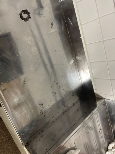 【大至急】賃貸物件の受け渡しの際、これだけキッチンが汚れてると不動産屋にどう思われますか？ 重曹やらクエン酸やらクレンザーやら色々使って何度も綺麗にすることを試したのですがこれが限界な気がします。というのも至近距離で見るとステンレス部分まで削れてるのと小さな気泡みたいな感じで穴が空いてるもころがところどころありました…… 率直にどう思われるか、退去費用がどうなるか知りたいです。敷金ありの物件です。ちなみに入居して4年くらい経ってます。