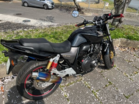 自分が乗ってるcb400sfのタイヤホイール赤いラインが入って