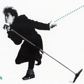 彼氏がカラオケで、この体勢で歌うのはアリですか？