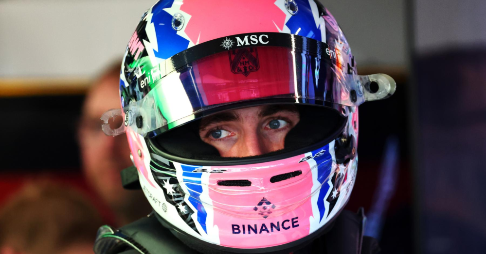 今のＦ１レーサーで好きなヘルメットのカラーリングは誰ですか。 ・・・・・・・・・・・・・・・・・・・・・・・・・・・・・ 昔のＦ１レーサーのヘルメットのカラーリングて固定制でセナでもプロストでもマンセルでもピケットでもいっでも同じカラーリングでしたが。 よく分からないのですが。 今のＦ１レーサーて毎年ヘルメットのカラーリングが変わったり。レースごとにカラーリングが変わっていますが。 今のＦ１レーサーで好きなカラーリングのヘルメットて誰のいっ使ったカラーリングのヘルメットですか。 と質問したら。 今のＦ１レーサーはヘルメットのカラーリングをコロコロ変えるのでよく覚えていません。 という回答がありそうですが。 なぜ今のＦ１レーサーてヘルメットのカラーリングをコロコロ変えるのですかね。 それはそれとして。 誰のヘルメットのカラーリングが好きですか。 余談ですが。 ドゥーハンのヘルメットて父親譲りのカラーリングですが。 それよりもヘルメットも父親譲りでアライを使っているので応援したくなりますが。
