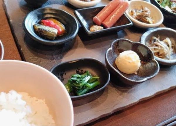 ホテルや旅館の朝食は、部屋出しよりビュッフェ(バイキング)の方が好きですか？