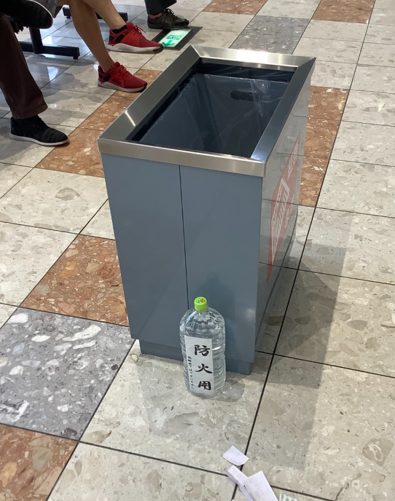 競馬場のゴミ箱に水が置いてあるのは何故でしょうか？ 誰か火を放つわけでもないのに不思議です。