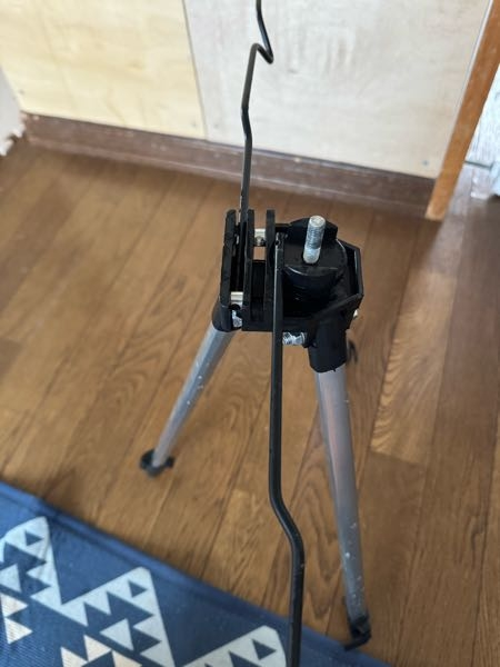 サビキの竿受けのことで教えてください！先日海釣り行ったらここの部分が取れてしまいましたが、なおそうしても治りません。 部品ついてるやつと見比べても何も異常ないはずなんですが何故だかわかる方いましたらよろしくお願いします…