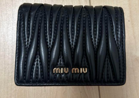 miumiuの財布を買いたいなと思っていて、フリマ等見ています。この画像の販売者の人が並行輸入品だと言っているのですがこれは本物ですか？