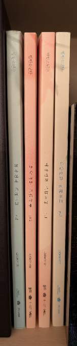BTS 花様年華pt2のアルバムについて 写真のように、part2のアルバムの2つが分厚さが違います。どちらもメルカリで買ったものなのですが、同じアルバムが別形態で分厚さが違うということは、どちらかが非公式な可能性が高いのでしょうか。 有識な方お願いします。 バンタン 防弾 花様年華 アムバム