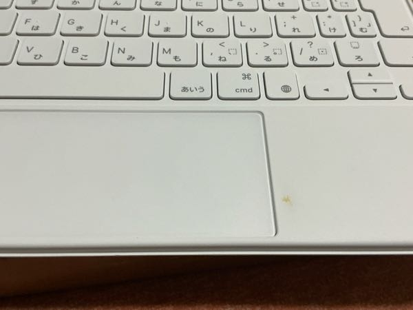 【至急】 iPad Air(M3) 11インチ Magic Keyboard 汚れの落とし方 出先でiPad Airを使用時に虫を挟み込んでしまい、キーボードに虫の死骸由来の染みがついてしまいました。 アルコール系のウェットティッシュでは歯が立たず、困っています。 キーボードの素材と相性も考慮して、汚れの落ちそうな方法を教えて欲しいです。 よろしくお願いします！