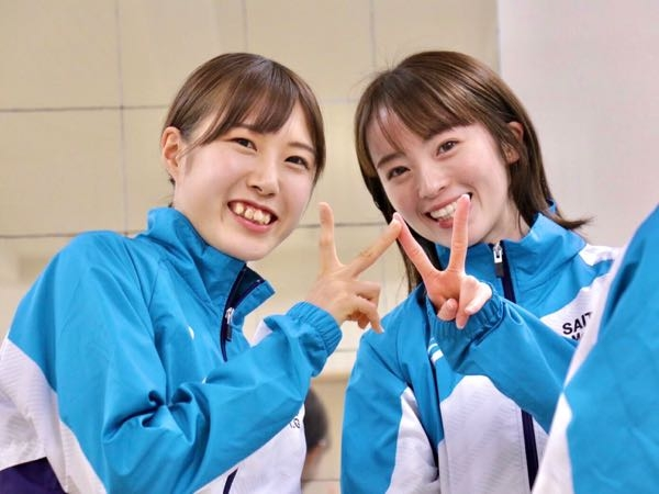 この写真のこちらから見て、右の娘と左の子、どちらの娘の方が可愛いと思いますか？