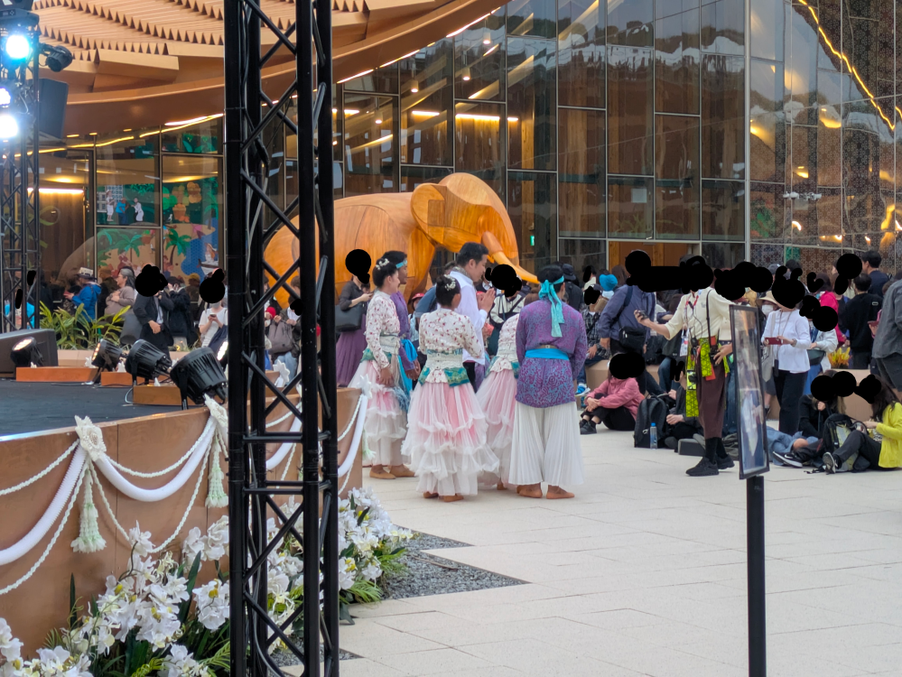 大阪万博のタイパビリオン付近のステージで開催されていた、こちらの写真のダンスがどこの国のものかおわかりの方はいますか？ 4/23の夕方5時頃か6時頃に行われていたパフォーマンスだったのですが、明るく楽しげなダンスで、とても良かったです。 印象としては、インドネシア辺りのダンスなのかな？とも思ったのですが、ハッキリとはわからず、また、ダンス名などもわかれば知りたく思っています。 何かおわかりの方、情報を頂けますと助かります！ よろしくお願いします。