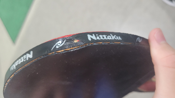 卓球のラケットがこのような感じで木の部分が凹んでしまいました。 振り上げた時に角にぶつけてしまい... この程度なら大丈夫でしょうか？ ラバー張り替えて一日で使えなくなったら結構悲しいです。
