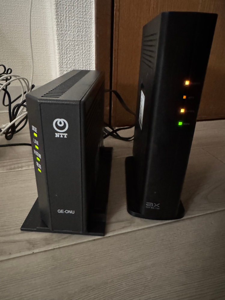 インターネット設定について質問です。 docomo光の回線契約で docomoよりntt機器とアンドライン・ELECOMの機器が届き回線当日までに自分で接続を〜との説明だったのですが 写真の通り配線類を機器に接続しランプも点灯していますがwi-fiの接続ができません。 説明パンフレットには配線接続後IOSにてwi-fi接続後ホームゲートウェイの設定の順で記載されていますが どうすればwi-fiが使用可能になるでしょうか…