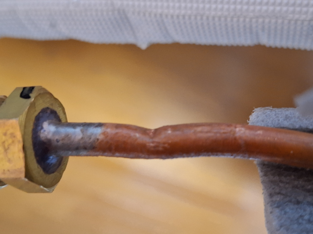 エアコンの配管について質問です。 画像にある様なへこみがあります。室内機の配管です。6畳用のパナソニックのエアコンですが、このまま取り付けしても大丈夫でしょうか？ もし、無理ならTSCのワンタッチコネクターという物を見つけたのですがどうでしょうか？ アドバイス、宜しくお願いいたします。