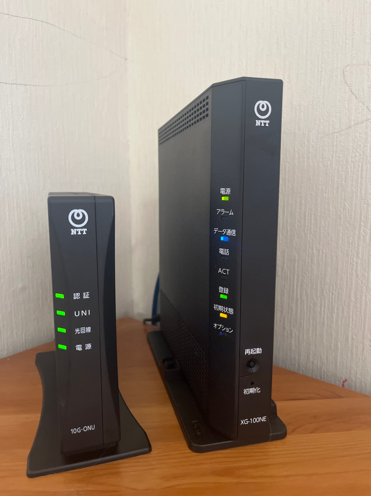 docomo光回線のインターネットが繋がらない件について質問です。 先日、家で回線工事が終わりルーターを接続しました。 しかし、WiFiが繋がっているマークは表示されているのにインターネットには繋がりません。 YouTubeは見れるのですがアプリなどが使えない状態です。 どなたか分かる方いますでしょうか？ m(*_ _)m