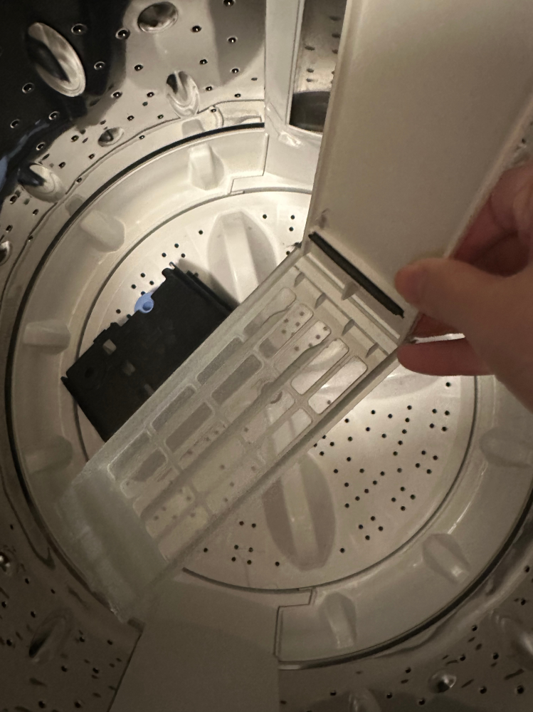 洗濯機のほこりについて 洗濯をした後フィルターを必ず外して中の埃を見ているのですが、たまに親指の爪ほどのがあるくらいでほぼないです。 去年買ったものなので壊れているということはないと思うのですが、わかる方いますでしょうか？