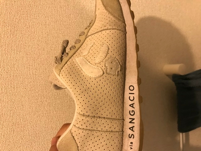 スニーカー 洗い方 サンガッチョのスニーカーを購入して数ヶ月経ちました。汚れてきたのでメンテナンスしたいんですが水洗いダメとの声もあります。どうすればいいですか？