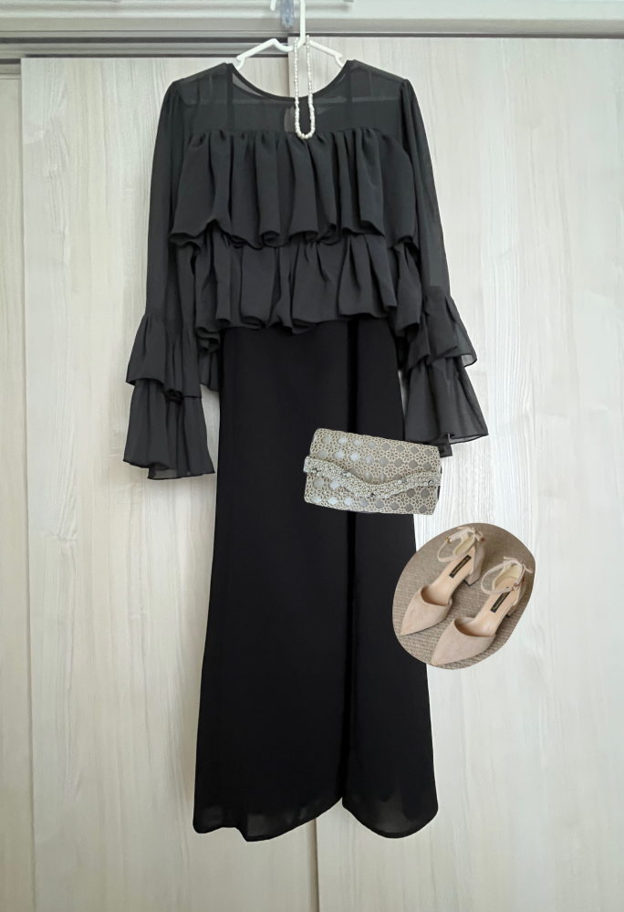 結婚式に参列する際の服装について 画像のようなワンピースはどうでしょうか？ フリルのブラウスは若干の透け感があり、色は濃いグレー ワンピースは黒でサテンっぽい素材です。 かばんは靴は明るい色にしようと思っています。 30代前半、北海道住み