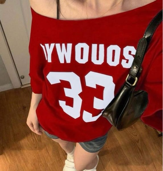 至急 中学生の修学旅行でこのtシャツはダメですか？ ちょっとの露出なら目はつぶるとか言ってました。 6月で大阪京都奈良です。