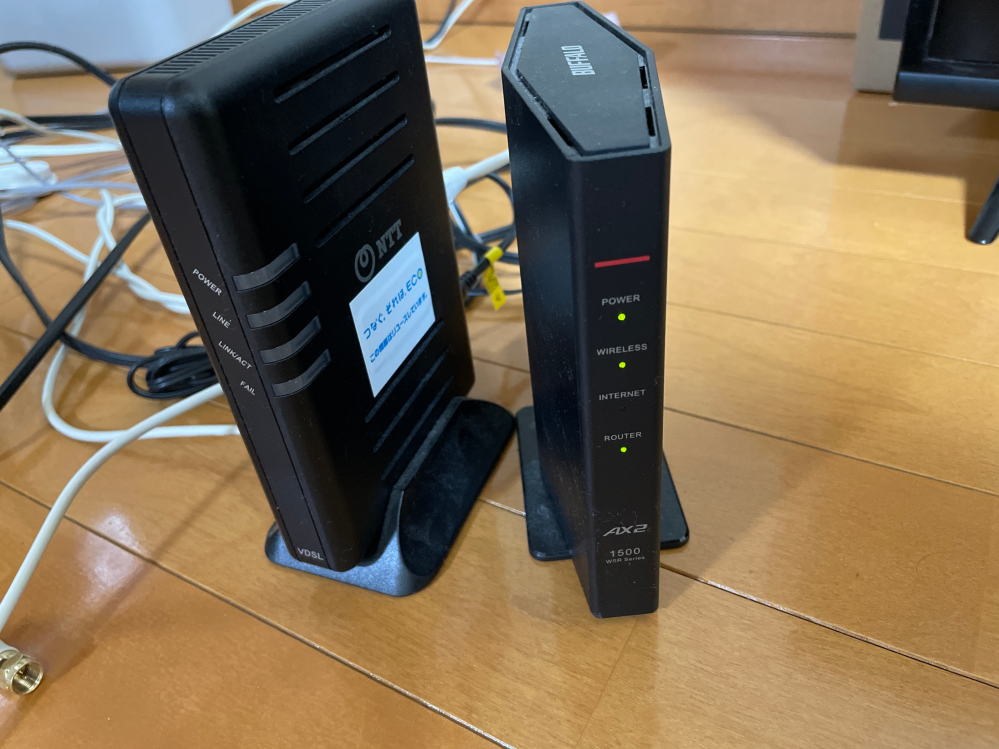 Wi-Fi機器の質問です。 アパートで使用している、VDSLの電源がつかなくなってしまいました。 何も光っていない状態です。他の電化製品はつくので、何度かコンセントを差し直してみたのですが、繋がりません。 5/1なので、何か契約が切れてしまったかなと思っているのですが、心当たりがないです。 Wi-Fiが使えず、困っているので教えていただきたいです。よろしくお願いします。