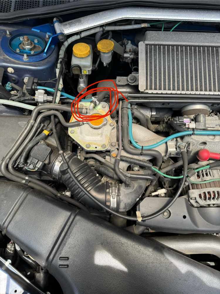 GDAインプレッサ 2003vlimited涙目に乗ってます。 クーラントの漏れが発覚しました。それでホースを交換したいのですが漏れてるとこの赤丸のホースの名前ってなんですか？ 有識者の方教えてください( ; ; )なんの商品を買えばいいかも教えて頂きたいです。