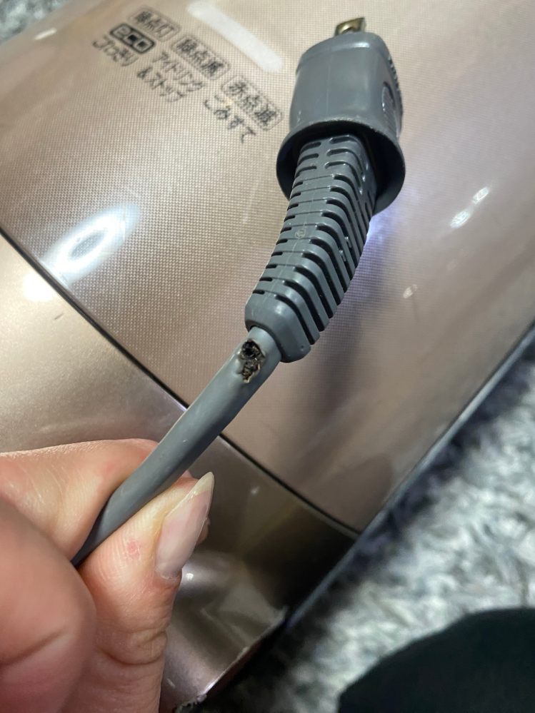 掃除機をかけていたら、突然掃除機がとまり、見るとコードから火花と煙がパチパチとでていました。（10秒程度でとまりました。） 掃除機はもう8年くらい使用しています。 家自体もかなり古いのですが、原因は掃除機のコードの劣化ですか？ それとも家の電気に問題があるのでしょうか？ また、買い替えるつもりですが、参考までにビニールテープを巻けば使えるものなのでしょうか？