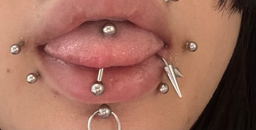 さっき舌ピ開けたんですが位置ミスった気がします。このままでも平気ですか？あと長さ邪魔なんですけど腫れるとみてこのままでいいですか？ またどのくらいの期間で短いにファーストピアスに付け替えても大丈夫なのでしょうか