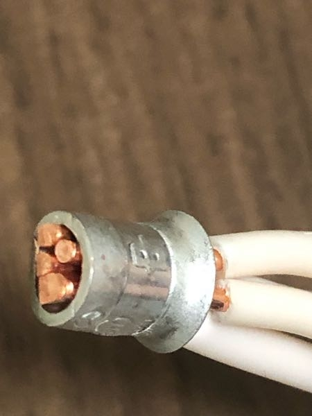 電気工事士2種の技能試験を練習しています。 vvf 1.6mmを3本、2.0mmを1本を中スリーブで圧着しました。 心線がキレイなひし形になっていないのが気になりますが、線が4本とも見え、かつ刻印もあるので問題ないと思います。 念のため、欠陥かどうか電気に詳しいかた回答をお願いします。