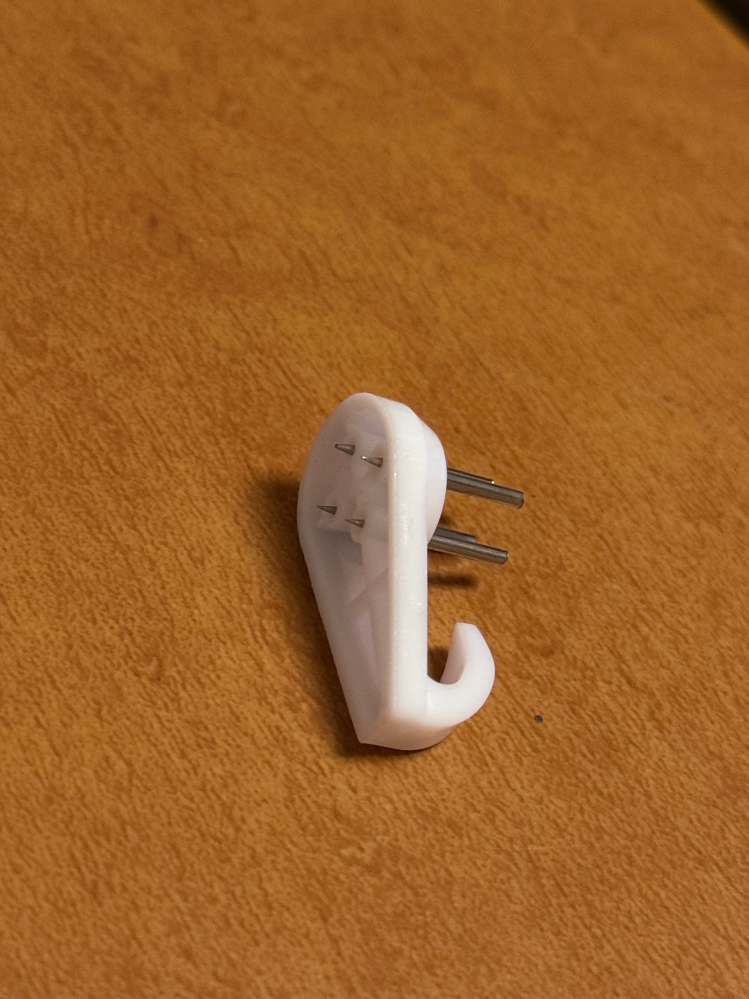 壁掛け時計を買ったらこのようなものが着いてきたのですが、どのように使えばいいんでしょうか？ 壁に画鋲のように刺すには針が短すぎて刺さりませんでした。