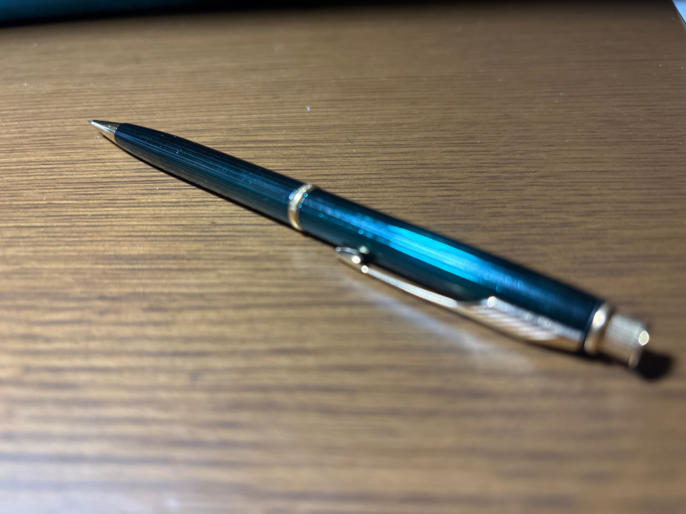 このシャーペンの名前を教えて下さい。 会社名などは書いてないです。