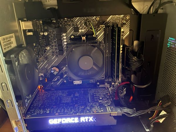 pcが起動しません。マザボ抜き直し、刺し直し等試しましたがモニターへの出力がありません。電源ボタン単押しで落ちないので、windowsやbiosにも入れない状況です。 原因や治し方どうにか分かりますでしょうか。できるだけ質問にお答えします。 pc内ファン等正常に回っており、キーボード、モニター等デバイスのled応答がありません。 pcを移動させたく、1度シャットダウンしてから裏側配線全部抜いてもう一度刺し直したらつかなくなりました。以前1度だけこのようなことがありましたがその際はすぐ着きました。 BTO中古で購入した物です。 RTX2060（メーカー不明） PRIME B550M-K 3700X RAM 16GB NVMe 256 SATA 512 500W