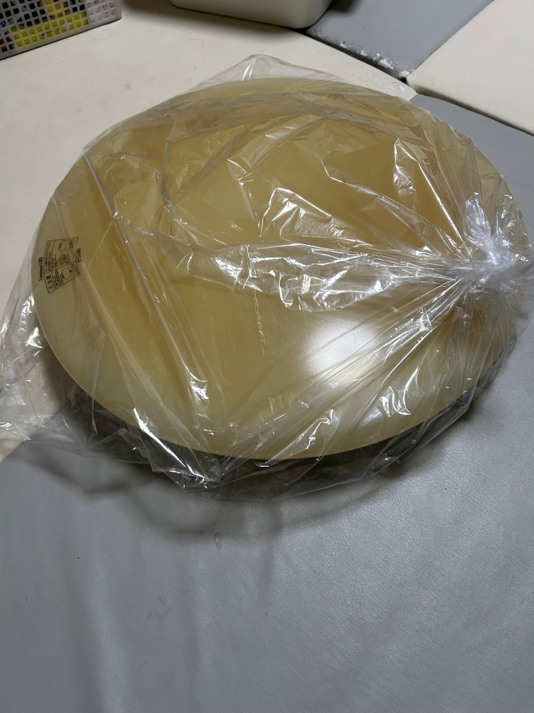 部屋の照明が急に消え、異臭がしました。 消えた時いなかったので音がしたとかは分かりません。スイッチを入れたり消したりしても照明はつかず、カバーを開けたらすごい異臭がしました。 スイッチが2つあるタイプのため今通電しているか分からなかったので、現在はブレーカーを落として照明を外しています。 照明のカバーは写真のように黄ばんでいます。照明は約4年間リビングで使っていました。 この場合、新しい照明を買えば解決するのでしょうか？それとも電気配線の方に問題があり、天井のやつを修理してもらう必要があるのでしょうか？ ご回答いただけますとありがたいです。 よろしくお願いします。
