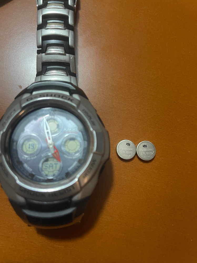 CASIOタフソーラーの腕時計について質問です。 かなり古い電波ソーラー腕時計なのですが、3334 GW-1200CJです。 21年前くらいに購入したもので、最近太陽光に当ててフル充電しました。しかし裏の型番を見ようとしてソーラーパネルを下に向けて確認後、再度時計をみたらバッテリー残量がLowになりました。 CASIOに確認した所この製品はバッテリー交換修理はもうしていないとの事で自分で腕時計の裏蓋を外し、二次電池2個を取り出しました。（二次電池の型番はCTL1025です。Amazonで２つ購入しました。） そして二次電池を外した後、裏蓋を装着し光に当てたら何故か液晶画面が点いてるんです！！！（バッテリー残量はLowですが） もしかして一次電池も搭載されてますか？ それともソーラーパネルでダイレクトに液晶画面に電力が供給されてるのでしょうか？ 腕時計の中身を見た感じ二次電池以外の電池は入って無いと思ったのですが、お知恵を貸して下さい！！！！ 正直もうこの腕時計は壊れても良かったので自分で分解し二次電池交換を好奇心でやってみたかっただけです！ よろしくお願いします！