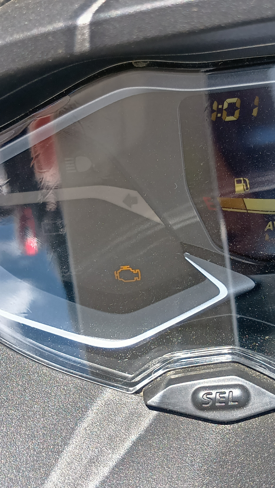 pcx160に乗ってます これは何のサインですか?社外品マフラーに交換したら点灯しました