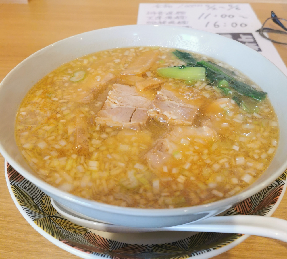 お昼は何を食べましたか？ 私は人気の中華料理屋で味噌チャーシュー麺をいただきました。 チャーシューごろごろで美味しかった。