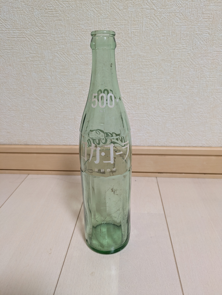 このコーラの瓶はいつ頃のものですかそして価値はありますか？そして何か番号も書いてあるのでこのことについても教えてほしいです。 多分76 17 T2と書いてある気がします